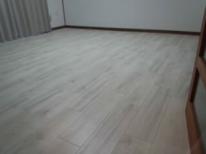 ホワイトウッド風のクッションフロアー