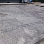 コンクリートの隙間の草取り