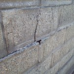 ブロック塀亀裂1
